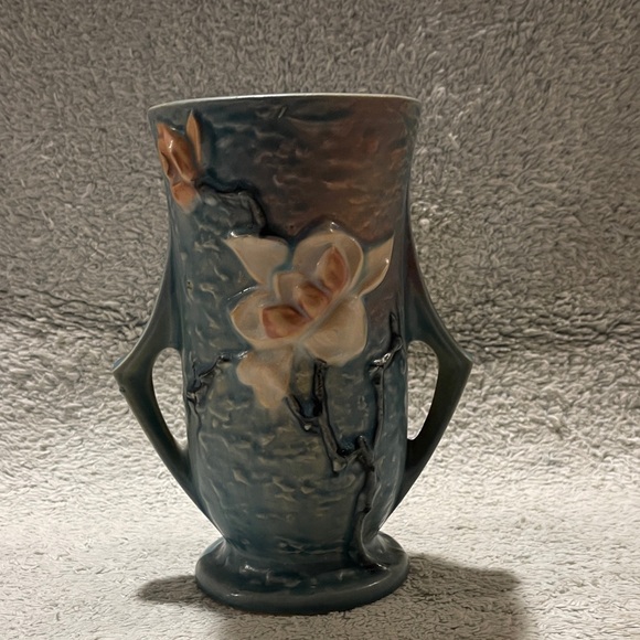 Elegant Roseville USA 89-7 Magnolia Blue Floral Vase - Picture 1 of 8
